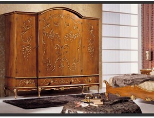 Шкаф 4х дверный с инрустацией, покрыта золотой поталью
