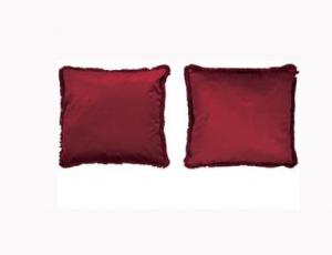 Подушка с красными кисточками