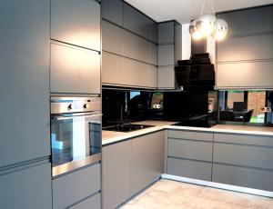 Кухня Фреш,  фасад крашенный, цвет серый, покрытие матовое. Фурнитура Blum ящики метабокс с доводчиком, двери вверх отдельного открывания.