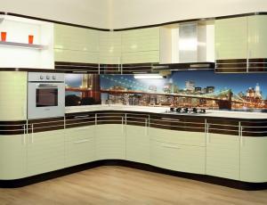 Кухня с крашенными фасадами под лаком со вставкой из шпона, фурнитура BLUM вся с доводчиками верх Авентос