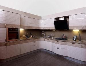Кухня с крашенными фасадами под лаком со вставкой из шпона, фурнитура BLUM петли без доводчиков, верх раздельного открывания.