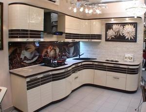 Кухня с крашенными фасадами под лаком со вставкой из шпона, цвет по каталогу RAL