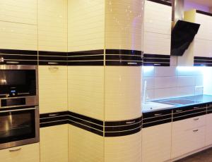 Кухня с крашенными фасадами под лаком со вставкой из шпона, цвет по каталогу RAL, цена условно за метр погонный